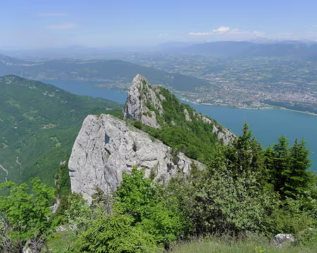 PXL019 Depuis le Molard Noir, vue sur la Dent du Chat et sur le lac du Bourget.