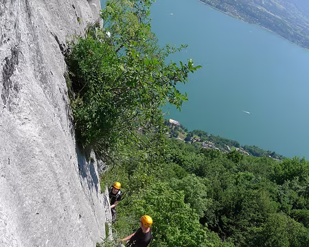 PXL050 Dans la via-ferrata du Cornillon. Superbe décor, au dessus du lac du Bourget.
