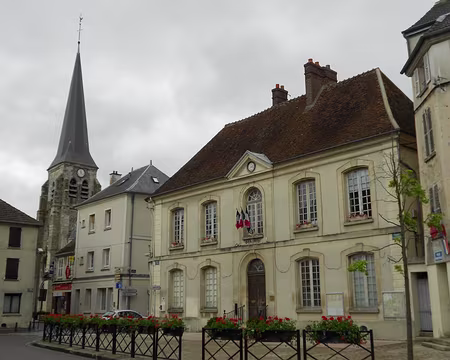 PXL004 La Mairie et l'Eglise de Jouarre