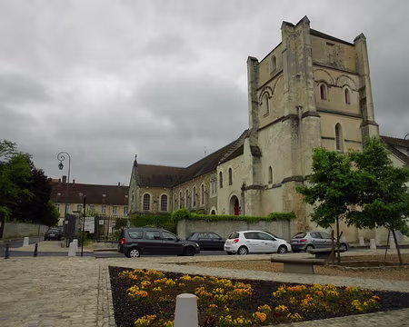PXL005 L'Eglise abbatiale et la Tour romane (XIè siècle) de Jouarre