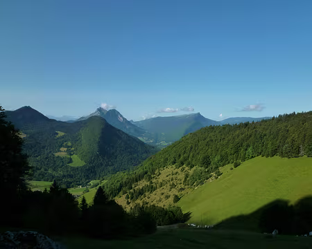 PXL110 Au second plan, à gauche, Mont Colombier ; la Dent de Rossanaz, à droite