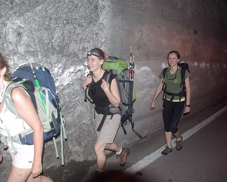 Marchez bien les uns derrière les autres ! Marchez bien les uns derrière les autres !