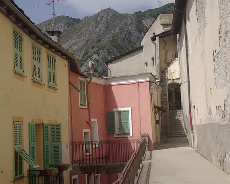 Saorge, près de l'église Saint-Sauveur Saorge, près de l'église Saint-Sauveur