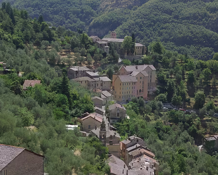 Saorge, du piton rocheux dominant l'église Saint-Sauveur Saorge, du piton rocheux dominant l'église Saint-Sauveur. Pendant que le taxi emmenait sa deuxième fournée..