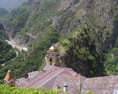 Saorge, du piton rocheux dominant l'église Saint-Sauveur Saorge, du piton rocheux dominant l'église Saint-Sauveur. Pendant que le taxi emmenait sa deuxième fournée..