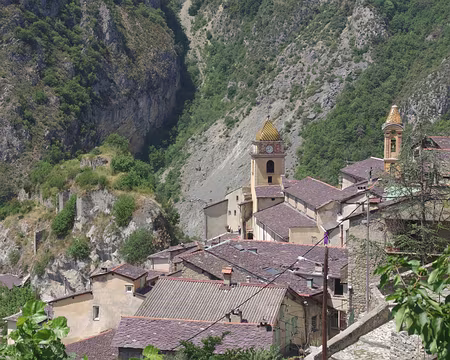 Saorge, vers l'église Saint-Sauveur Saorge, vers l'église Saint-Sauveur
