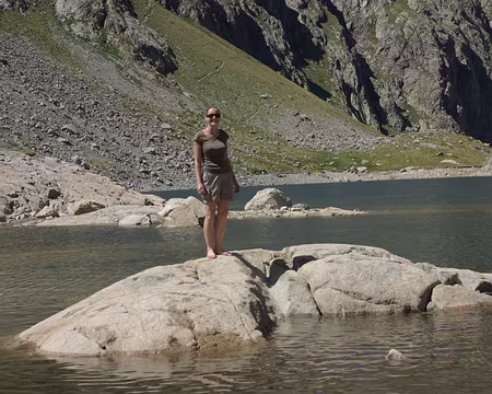Lara sur son île déserte Lara sur son île déserte