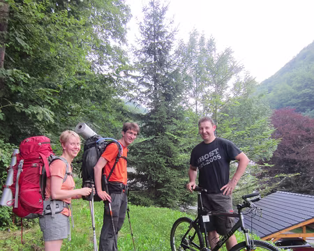 PXL001 le matin, le patron de l'hotel Mama's House nous accompagne au départ du chemin :-)