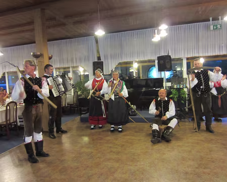 PXL184 groupe folklorique à l'hôtel Jelovica
