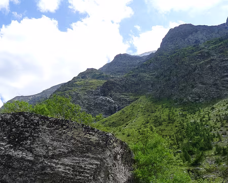 PXL002 Les séracs en question descendent du glacier du Charbonnel, dont le bord est bien visible, 1000m au-dessus de nous.