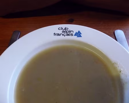 PXL008 ... et sa vaisselle marquée du sigle sacré.