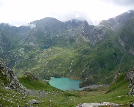 PXL030 Le lac de Malciaussa (devant, de couleur turquoise) et le lac Nero (au fond, de couleur sombre comme son nom l'indique).