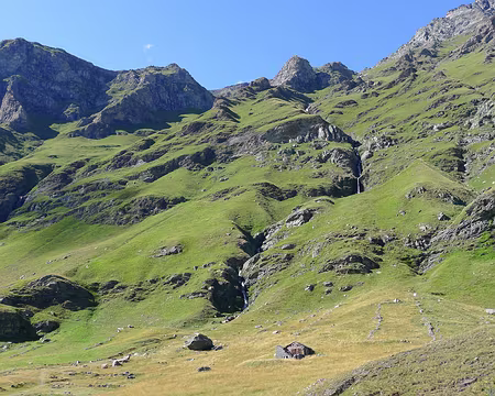 PXL033 Regard en arrière, vers les pentes herbeuses descendues.