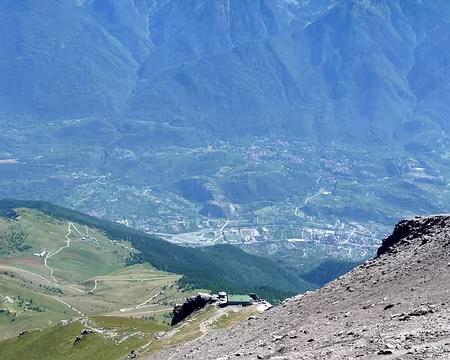 PXL050 Au dessus du refuge Ca d'Asti, vue plongeante vers la vallée de Susa, à 2400m sous nos pieds.