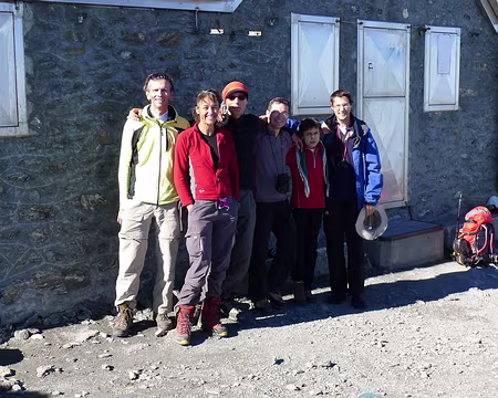 PXL056 Objectif atteint après 1830m de montée. Photo des pèlerins devant le Bivacco Santa Maria sommital de Rochemelon.