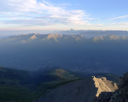 PXL062 L'obscurité s'avance dans la vallée de Susa. Au fond, majestueux, le Viso est encore éclairé.