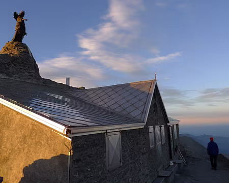 PXL063 Ultimes rayons de soleil sur le Bivacco Santa Maria et sur la Vierge de Rochemelon.