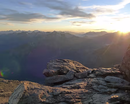 PXL064 Ultimes rayons de soleil. Le spectacle va commencer.