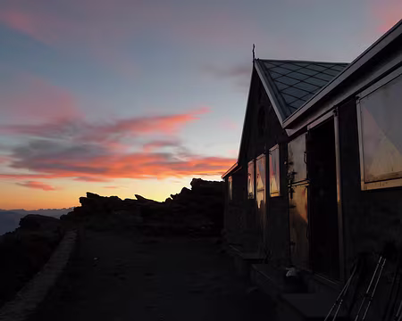 PXL068 Fin du spectacle. Le rideau de la nuit tombe et chacun se réfugie dans le Bivacco.