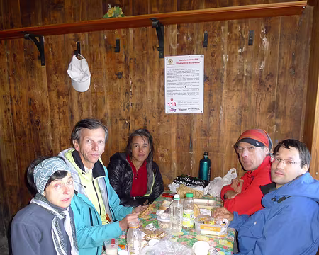 PXL074 Petit-déjeuner à l'intérieur du Bivacco.