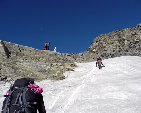 PXL081 Petit exercice de descente de névé pentu sans utiliser les crampons ni le piolet.