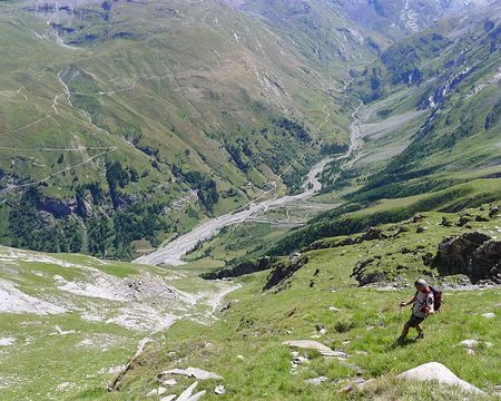 PXL101 Un jeune homme dans les pentes herbeuses de la Pointe de Tierce.
