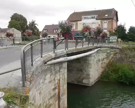 PXL001 Canal du Loing à Nemours, datant du XVIIIè siècle, long de 49 km, reliant les canaux de Briare et d'Orléans au Loing.