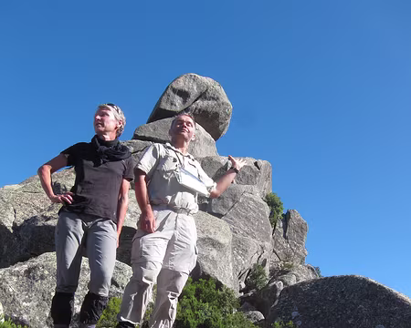 PXL132 Pose devant l'Omu d'Ovace