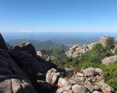 PXL133 Vue sur mer, cairn géant à droite