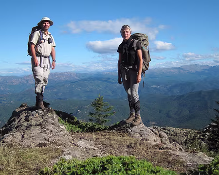 PXL155 Pose devant les monts Cinto et Rotondo dans les nuages, Renoso à gauche d'Annick, Incudine et Bavella tout à droite