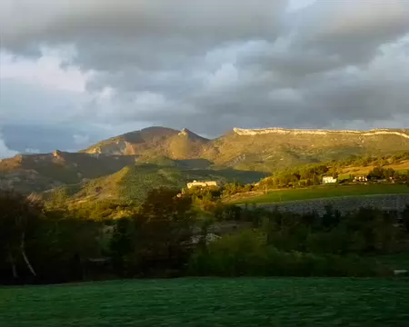 PXL001 Trajet en bus jusqu'à Sisteron pendant lequel l'heure matinale nous fait profiter d'une luminosité singulière