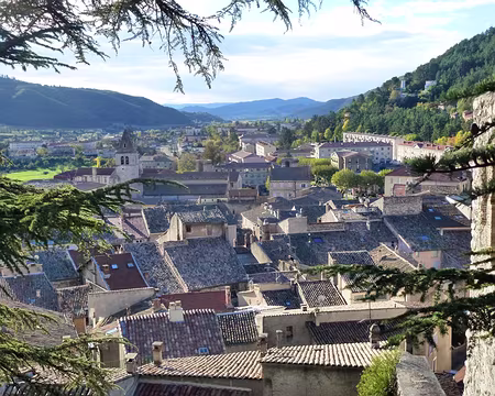 PXL002 Sisteron : son petit déjeuner, ses toits de tuile - nous sommes bien dans le sud -, sa citadelle... et son mistral, spectaculaire!