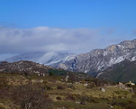 PXL010 La neige tombée la nuit dernière a tapissé les hauteurs autour de nous.