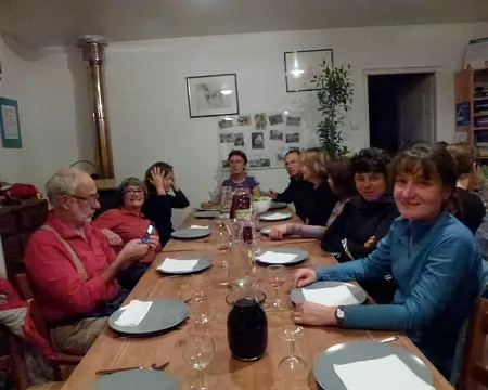 PXL014 Bonne humeur des repas du soir : manger et boire, comme chaleureuse conclusion de nos journées au grand air.