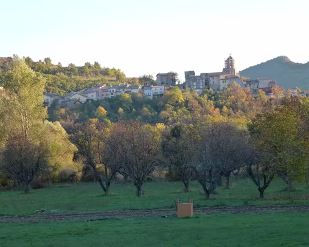 PXL041 Arrivée à Thoard, entourée de vergers