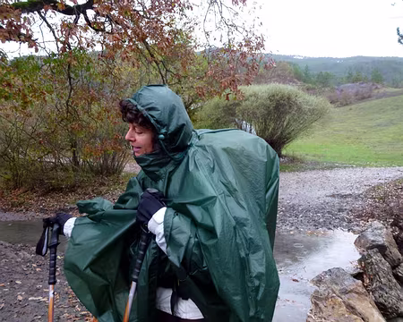 PXL077 Loli sous la pluie qui ne cessera plus jusqu'au soir.