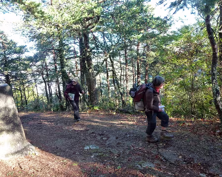 PXL090 Lucette et Jean-Claude passant près d'une borne romaine