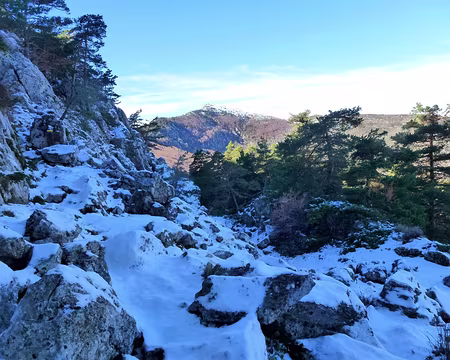 PXL101 Nous arrivons aux Cadières - chaises, en provençal - de Brandis, arête dolomitique au-dessus de Castellane, en amont des Gorges du Verdon.