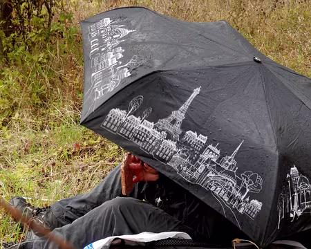 PXL031 Parisienne sous la pluie
