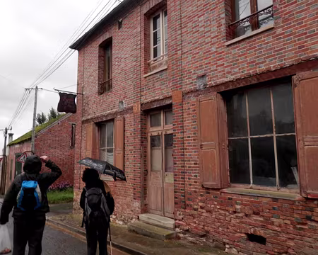 PXL039 Thénizy, l'ancien café alternant briques rouges et briques vernissées noires, gage de luxe dans ce pays.