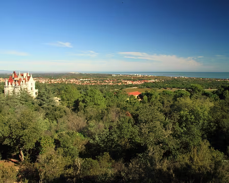 PXL002 Chateau de Valmy, au coeur d'un domaine viticole.