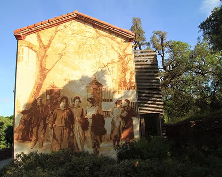 PXL033 Cette grande fresque occupant tout le pignon ouest, reprend une photographie historique de l'usine, et réalisée sur enduit à la chaux.