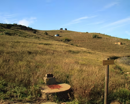 PXL034 C'est une maison bleue, adossée à la colline....