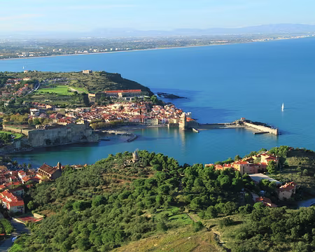 PXL045z1284 Descente par le chemin du moulin de Collioure.