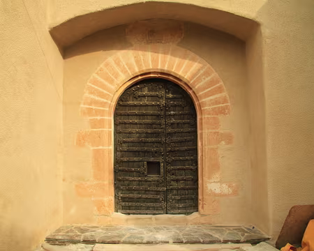 PXL059 Sa porte, très bel ouvrage, date de 1784. Voir aussi la légende intéressante de cette église.http://histoireduroussillon.free.fr/Villages/Histoire/Cosprons.php