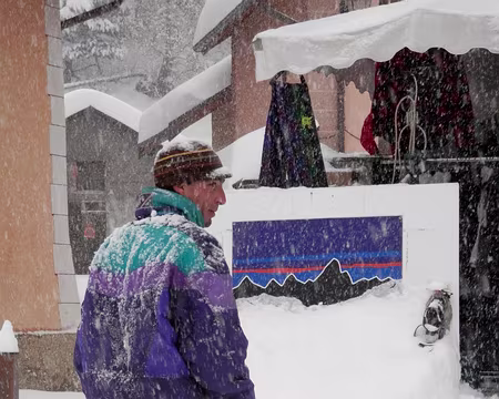 PXL001 Les locaux en ont jusqu'au genou.