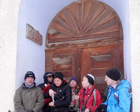 PXL058 Pause à l'abri du porche de la chapelle