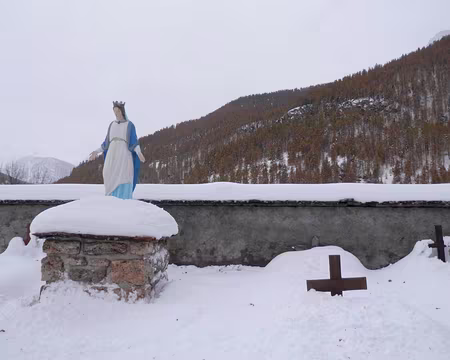 PXL066 Cimetière de Molines autour de l'église.