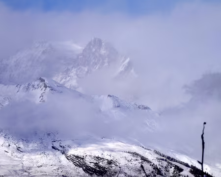 PXL100 Apparition du Pelvoux dans la brume.
