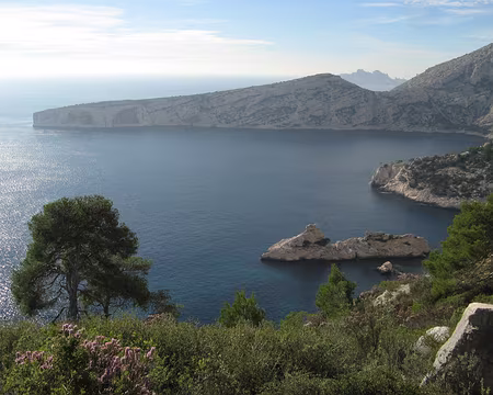 PXL003 Le Torpilleur sur fond de Cap Morgiou